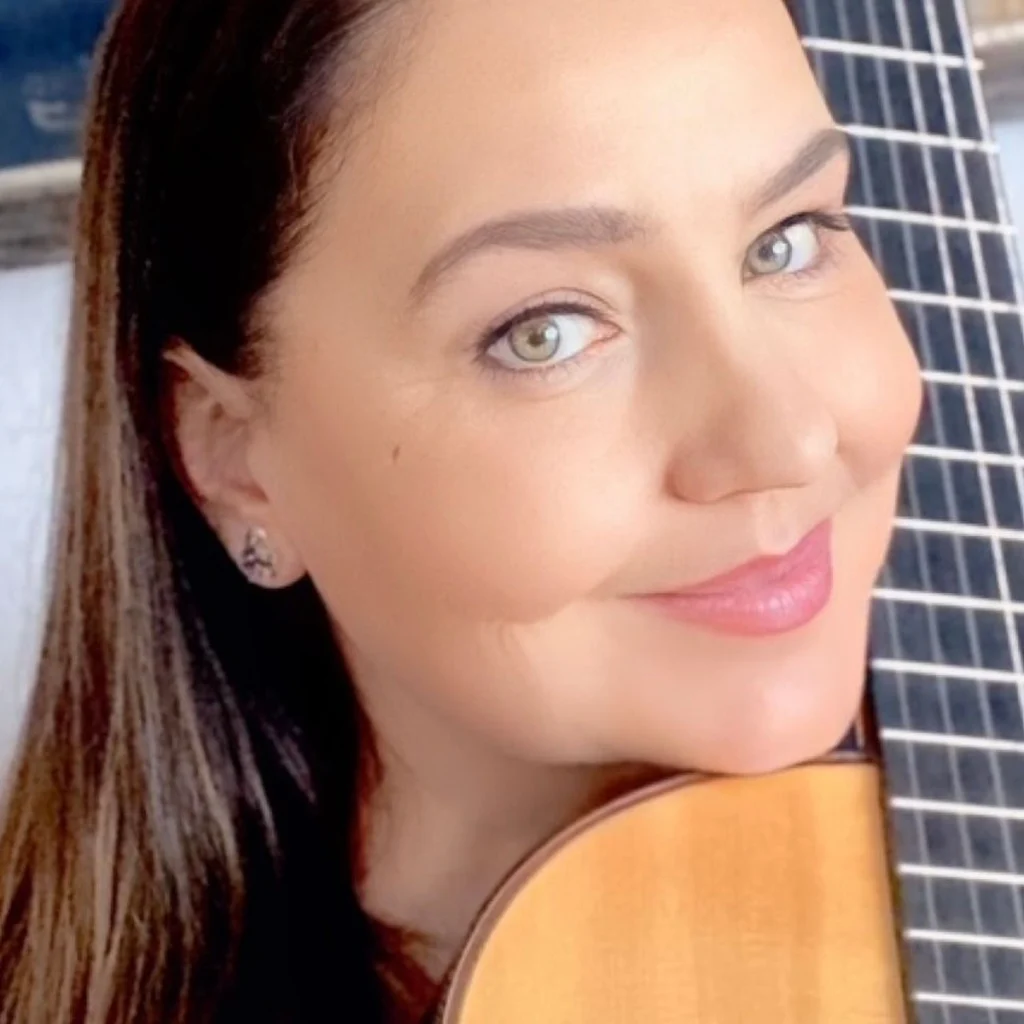 Simonne Draper Finesca II Is for Alt-Folk Listeners Who Follow Classical Guitar